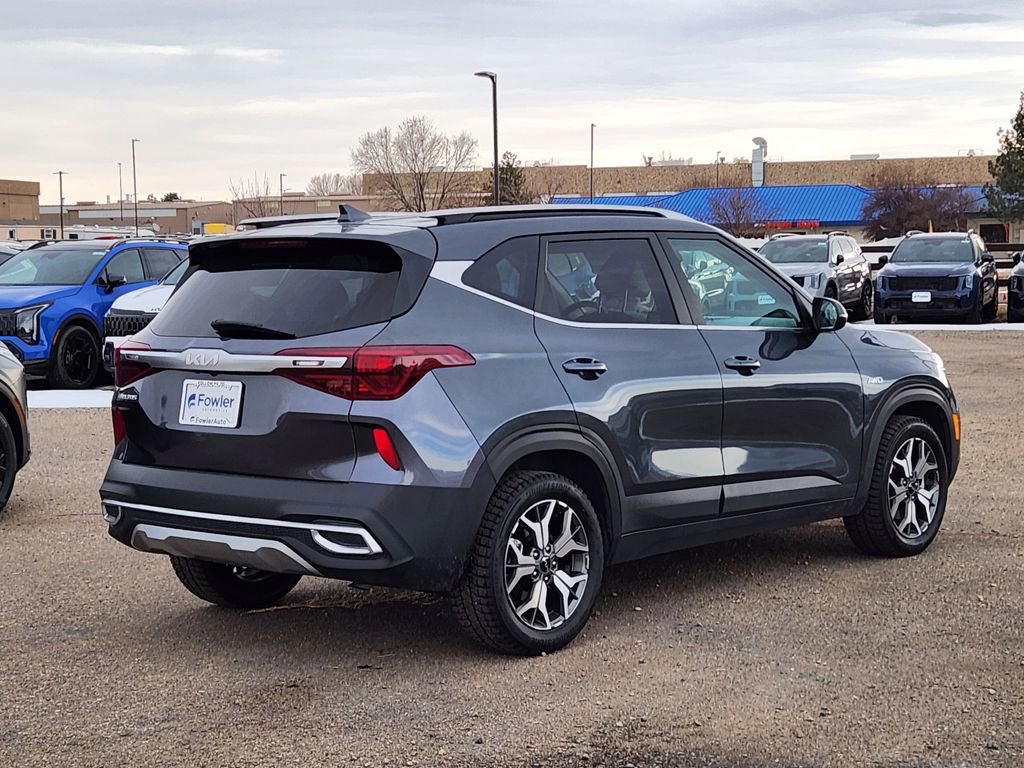 Used 2023 Kia Seltos EX image 3