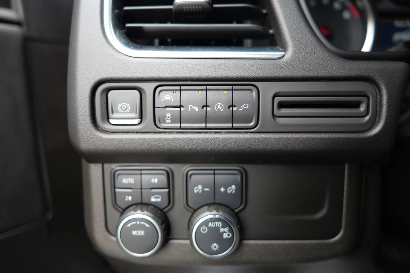 Used 2021 Chevrolet Suburban RST w/ Luxury Package image 22