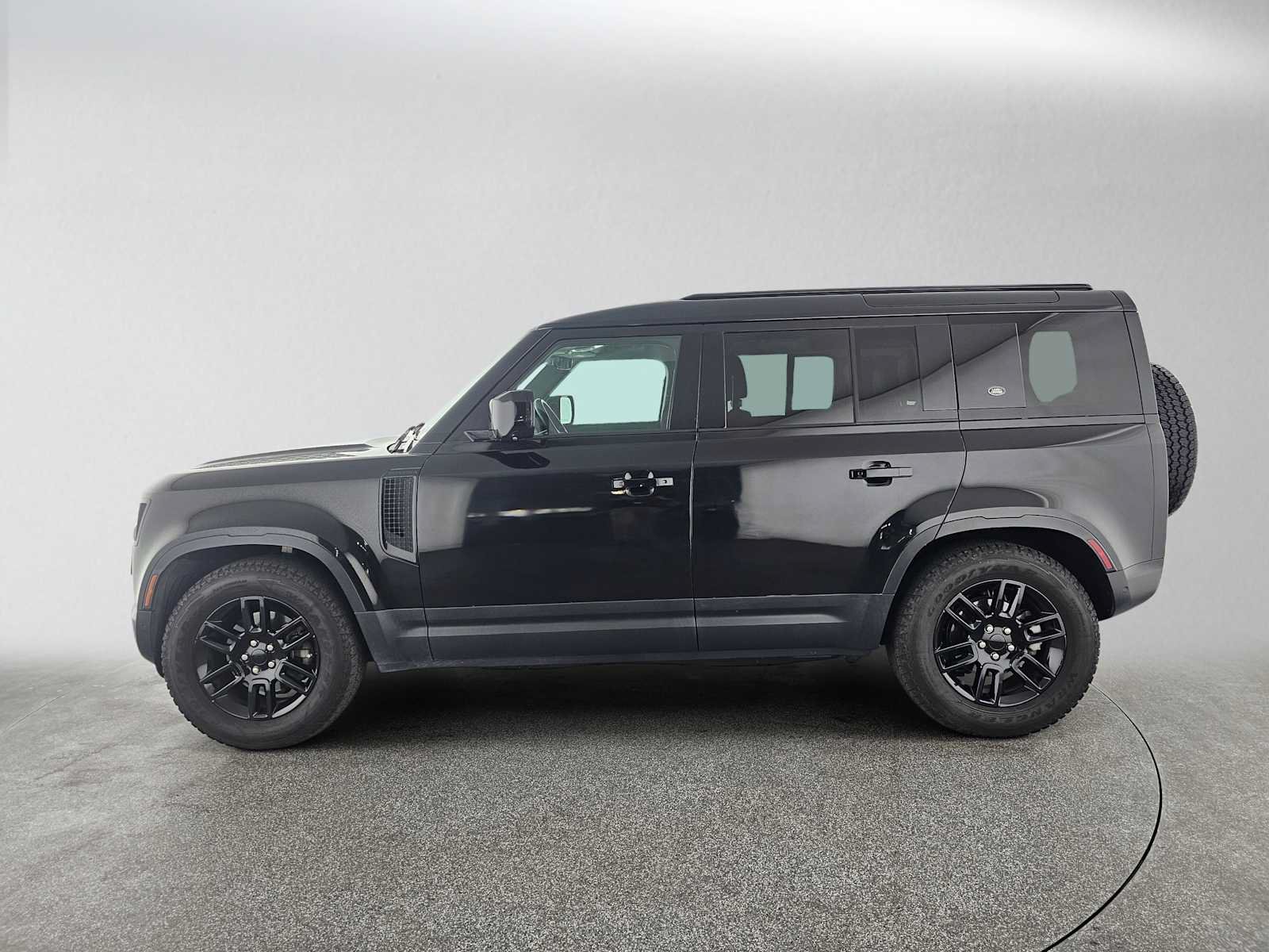 Used 2023 Land Rover Defender 110 S AWD/4WD image 2