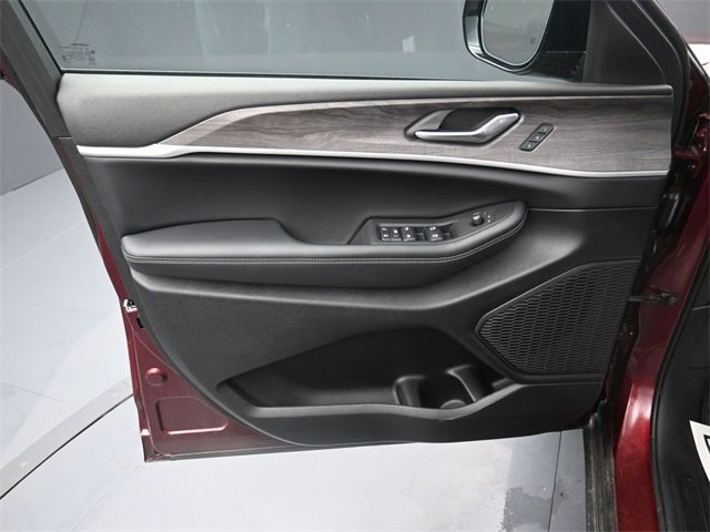 Used 2025 Jeep Grand Cherokee Limited w/ Luxury Tech Group II image 9