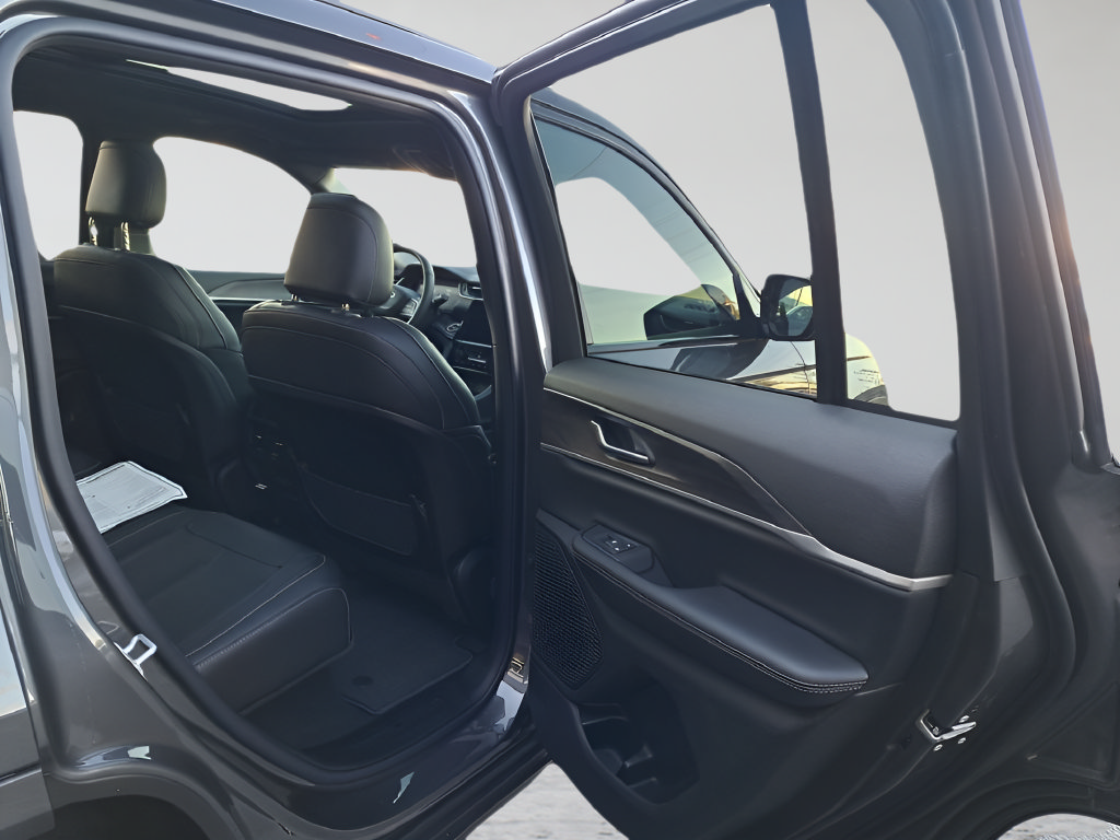 New 2025 Jeep Grand Cherokee Limited w/ MOPAR Finishing Package AWD/4WD image 14