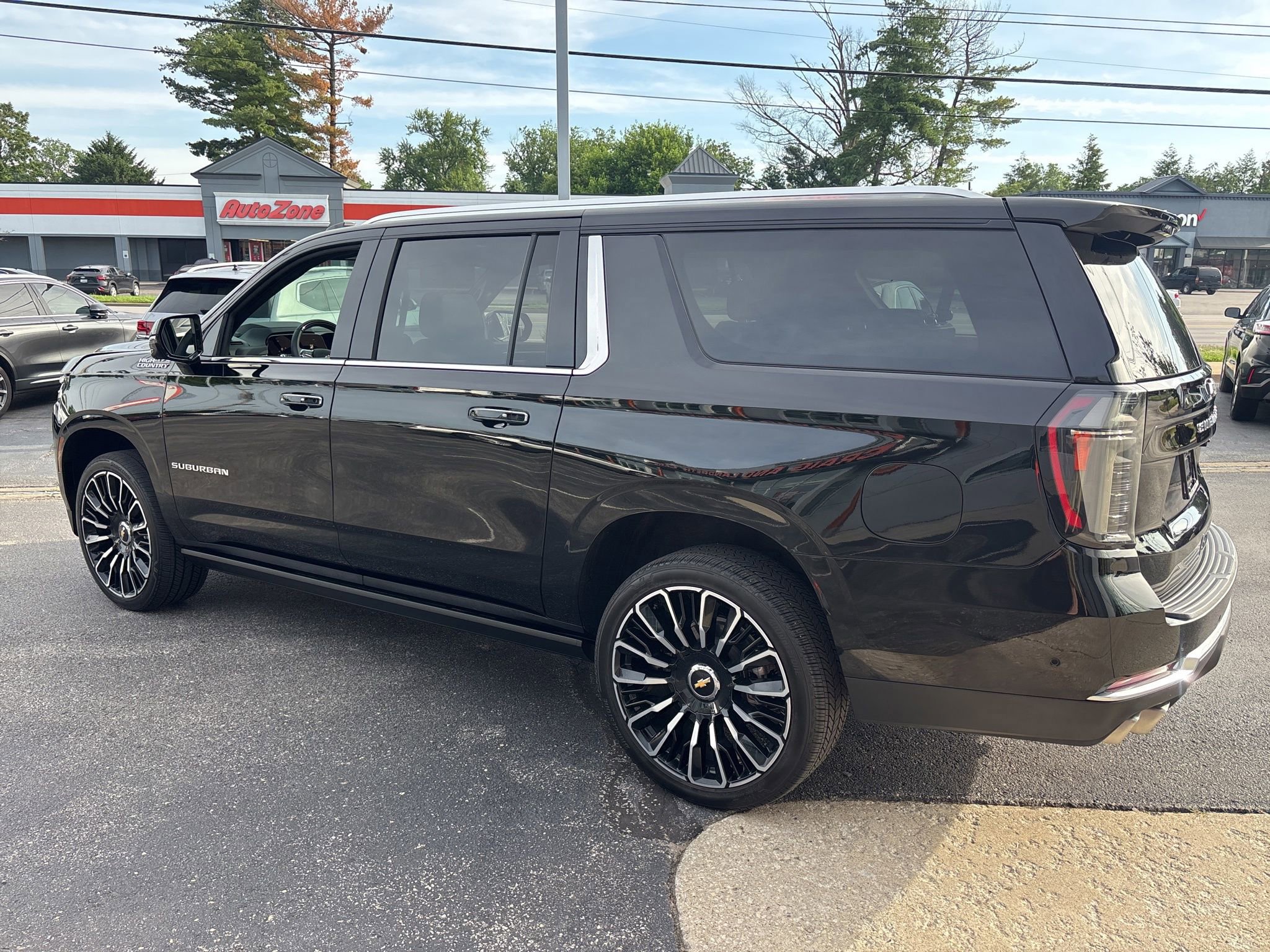 Used 2025 Chevrolet Suburban High Country AWD/4WD image 9