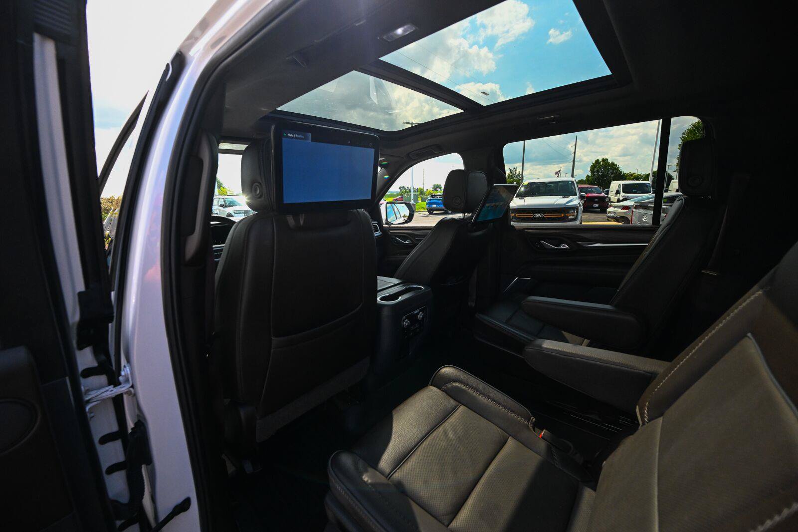 Used 2024 GMC Yukon XL Denali w/ Denali Reserve Package AWD/4WD image 23