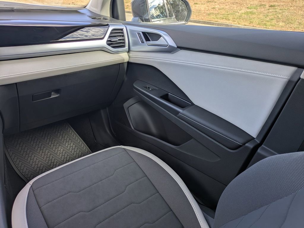 New 2026 Volkswagen Taos SE image 17