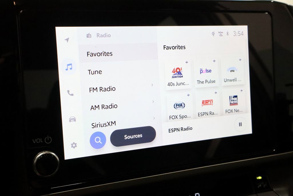 Used 2025 Toyota Camry SE image 3