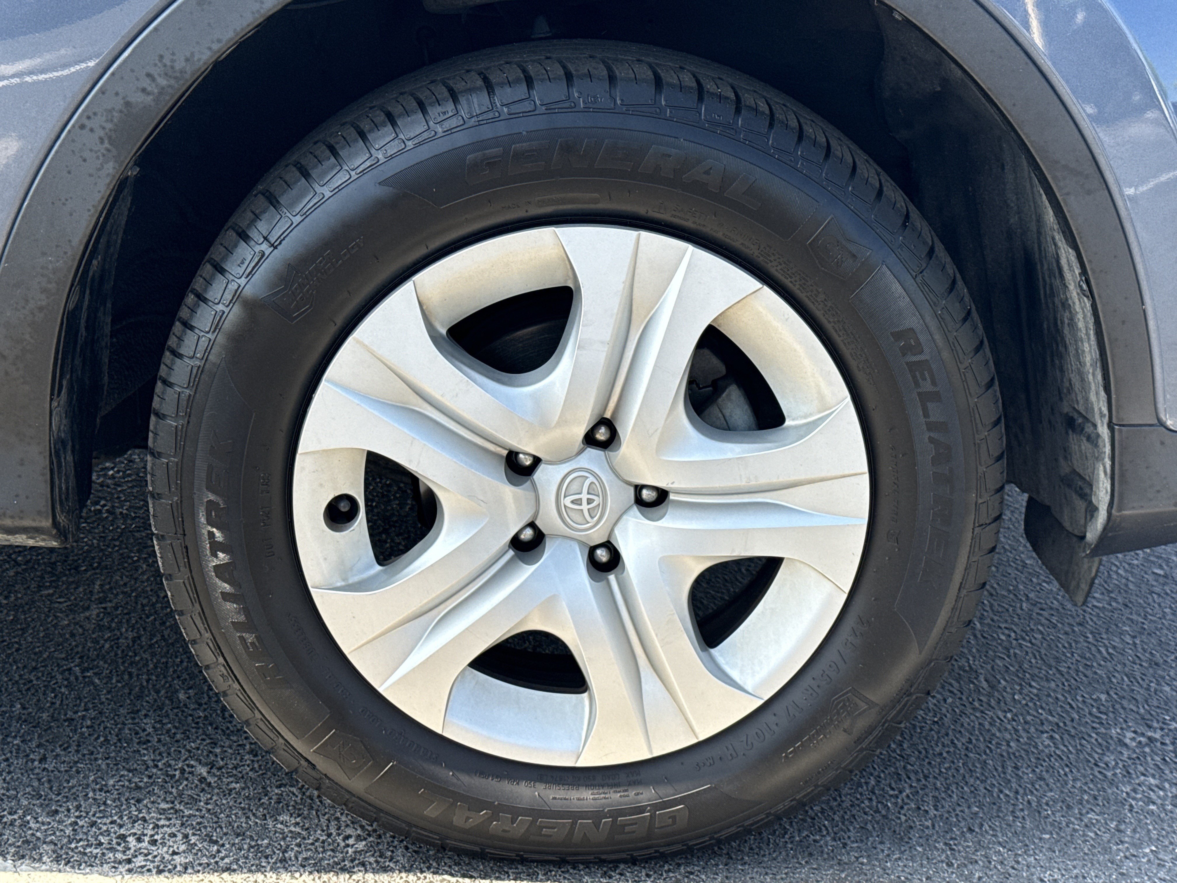 Used 2013 Toyota RAV4 LE FWD image 13