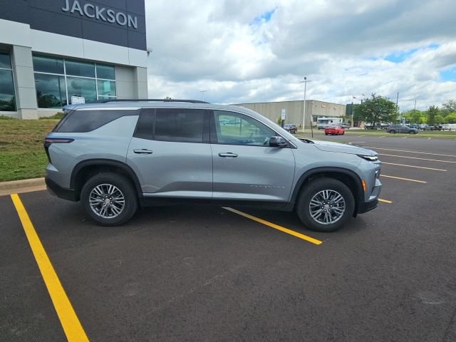 Used 2025 Chevrolet Traverse LT FWD image 9