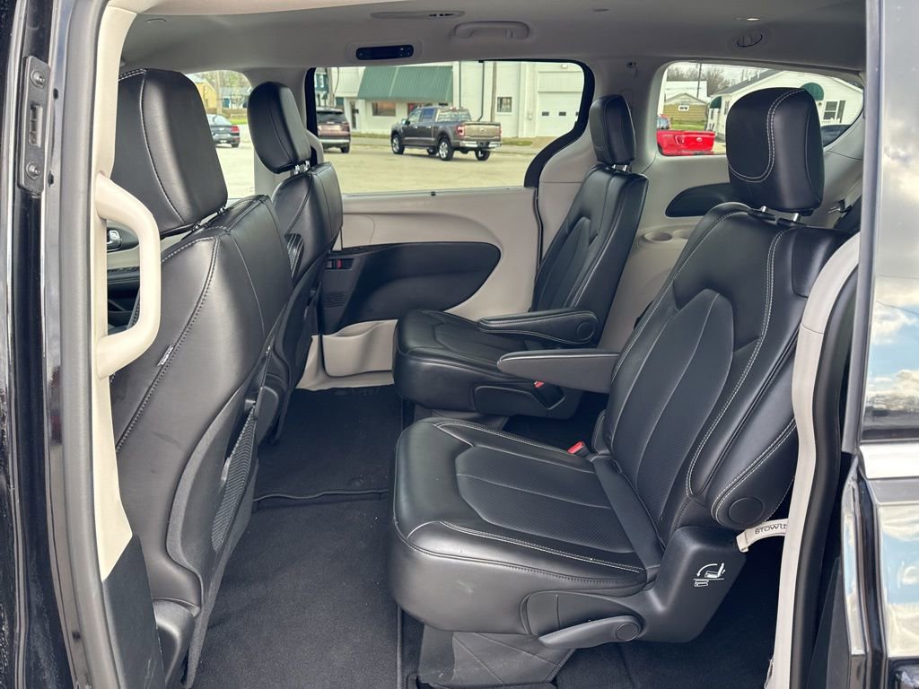 Used 2024 Chrysler Pacifica Touring-L image 11