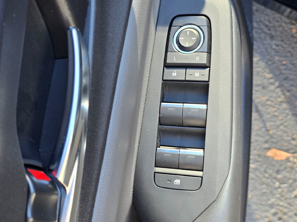 Used 2024 Toyota Prius XLE AWD/4WD image 15