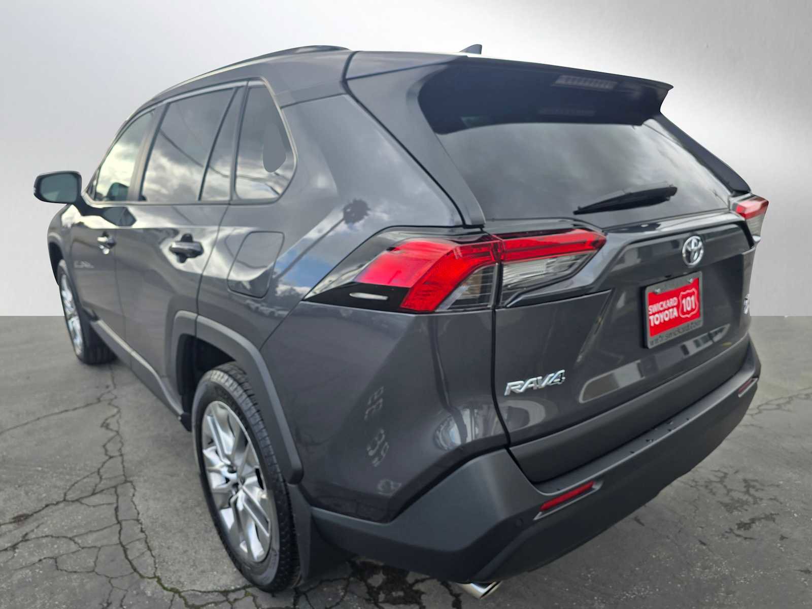 Used 2025 Toyota RAV4 XLE Premium image 5