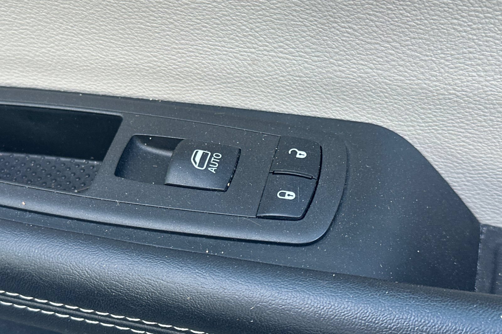 Used 2023 Chrysler Pacifica Touring-L FWD image 21