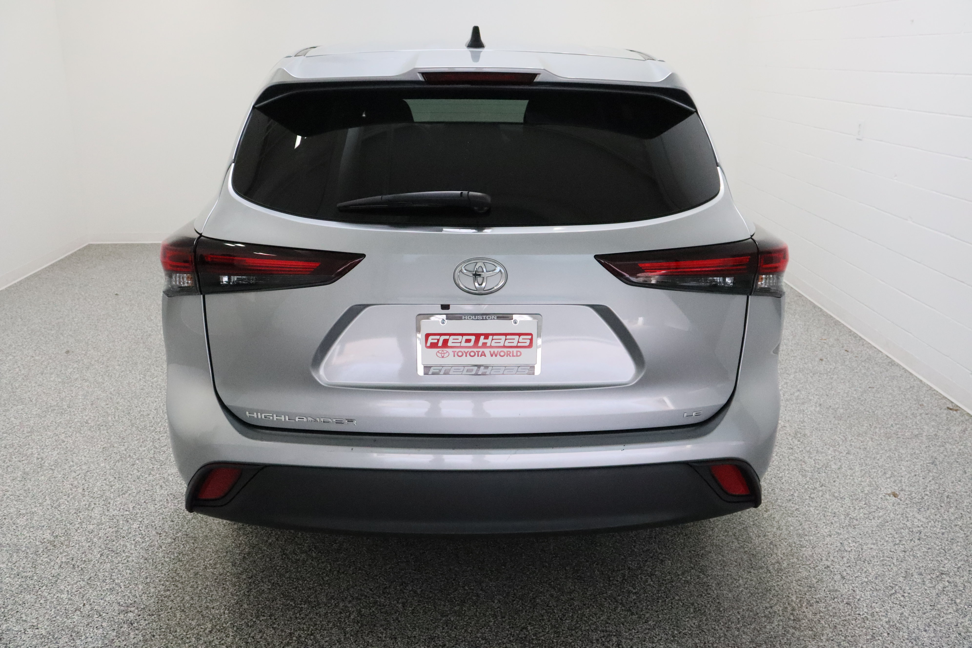 Certified 2025 Toyota Highlander LE FWD image 8
