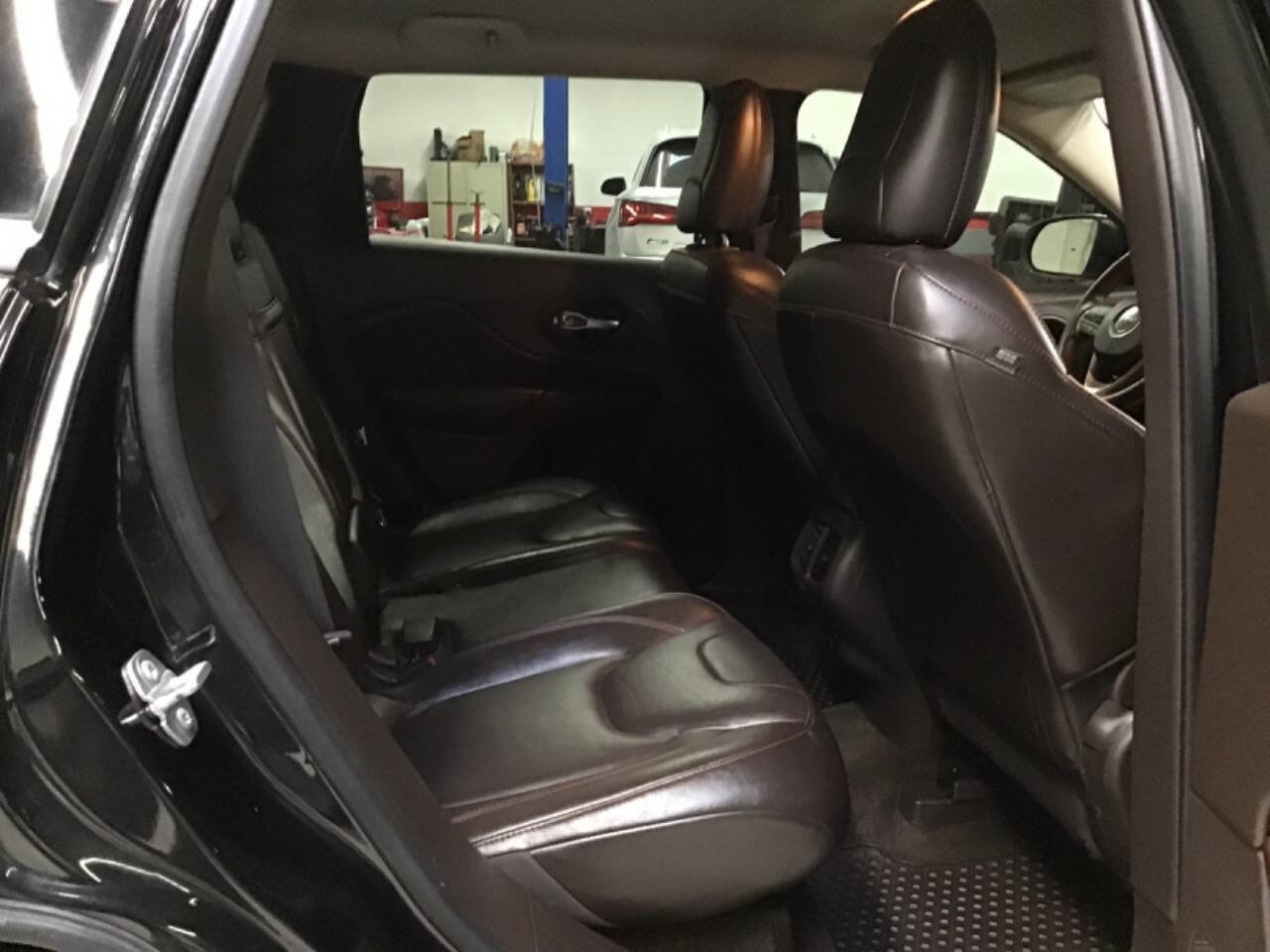 Used 2015 Jeep Cherokee Trailhawk w/ Comfort/Convenience Group AWD/4WD image 25