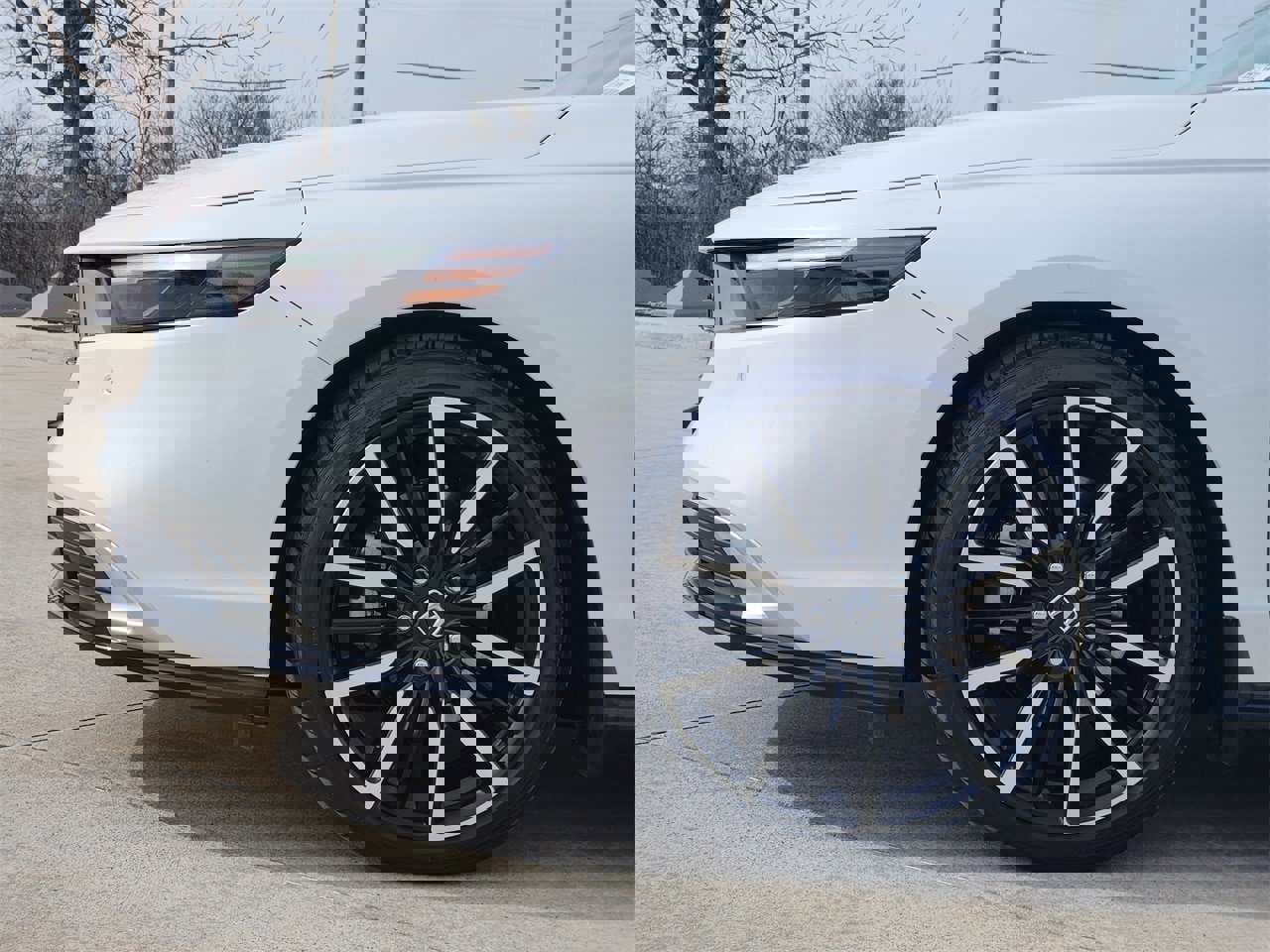 Used 2023 Honda Accord Touring image 8