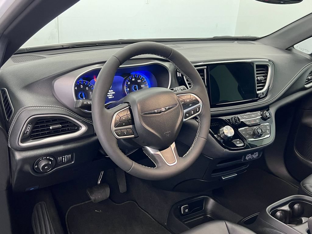 Used 2025 Chrysler Pacifica Select AWD/4WD image 4