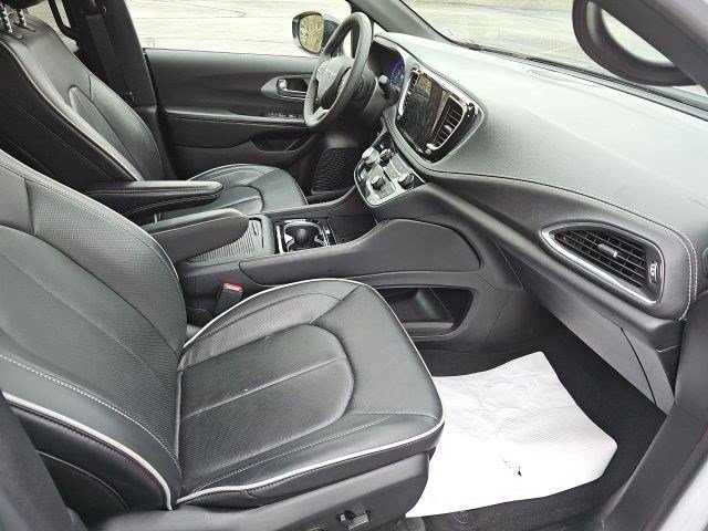 Used 2026 Chrysler Pacifica Limited image 11