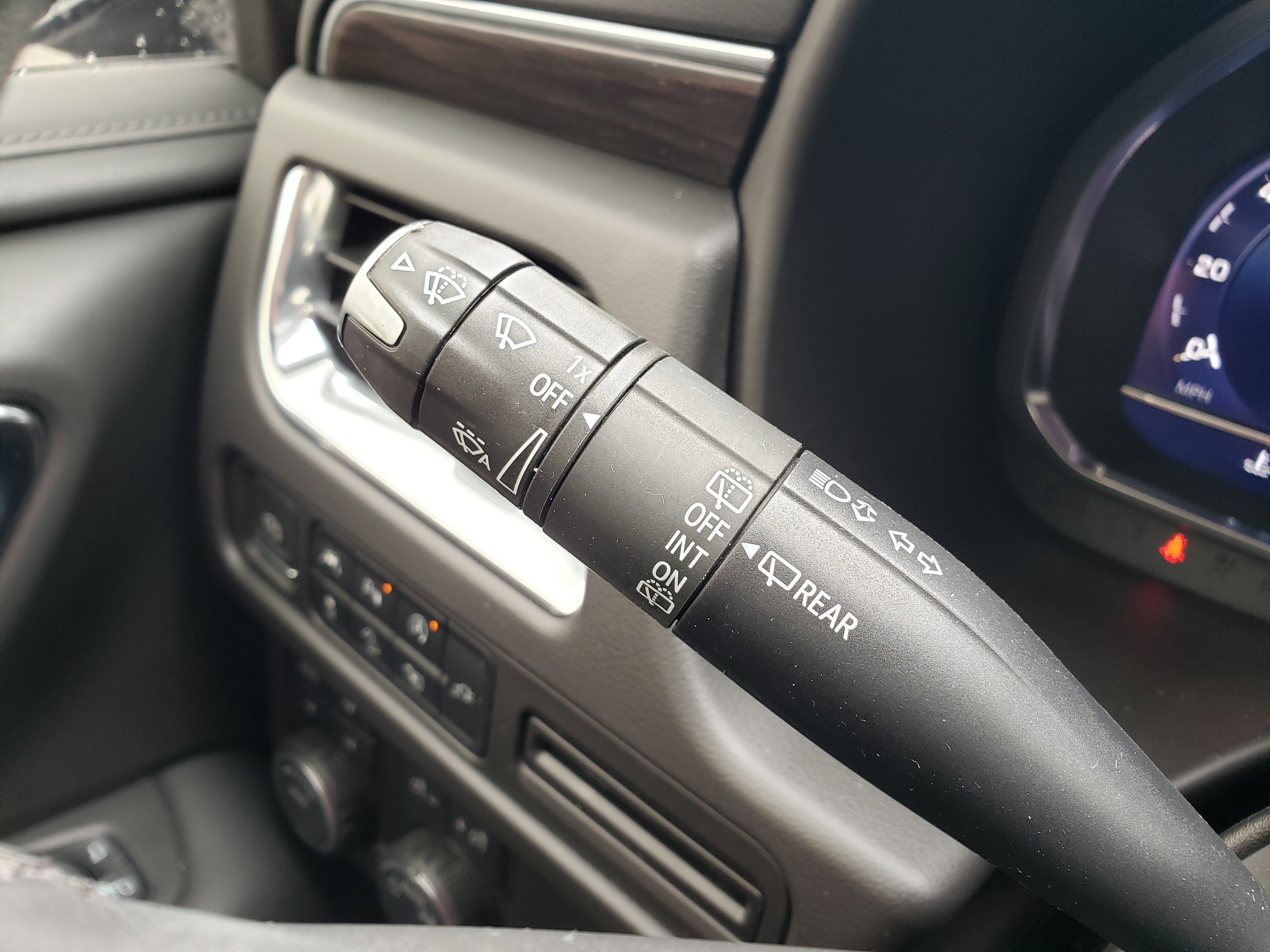 Used 2022 Chevrolet Suburban Z71 w/ Luxury Package image 19