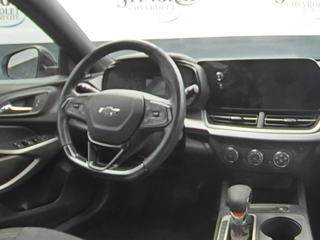 Used 2024 Chevrolet Trax RS FWD image 16