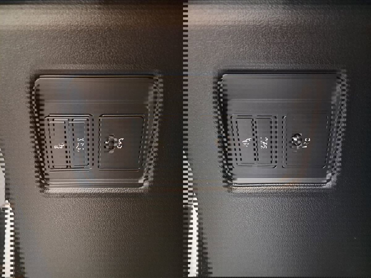 Used 2017 Land Rover Range Rover Sport SVR AWD/4WD image 27