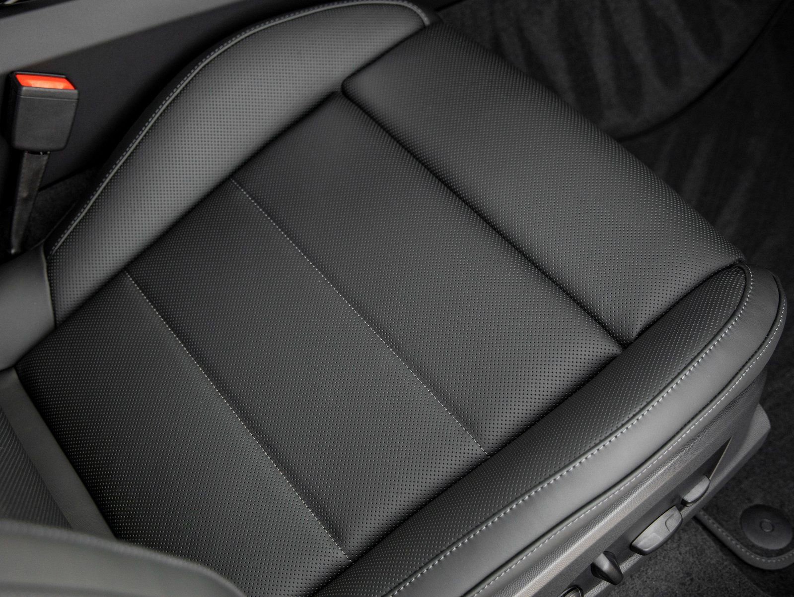 New 2026 Porsche Macan Electric RWD image 45