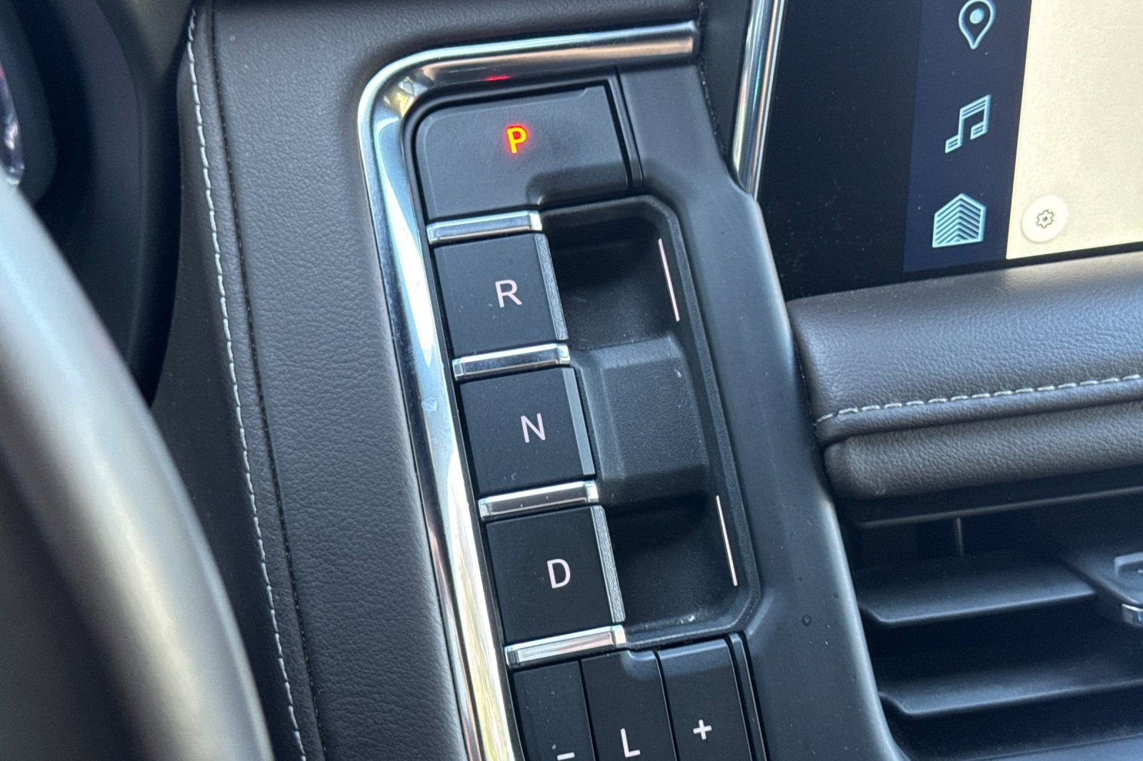 Used 2024 Chevrolet Suburban LT image 35