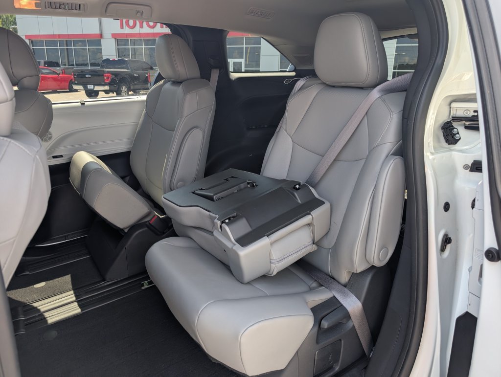 Used 2025 Toyota Sienna XLE w/ XLE Plus Package FWD image 30