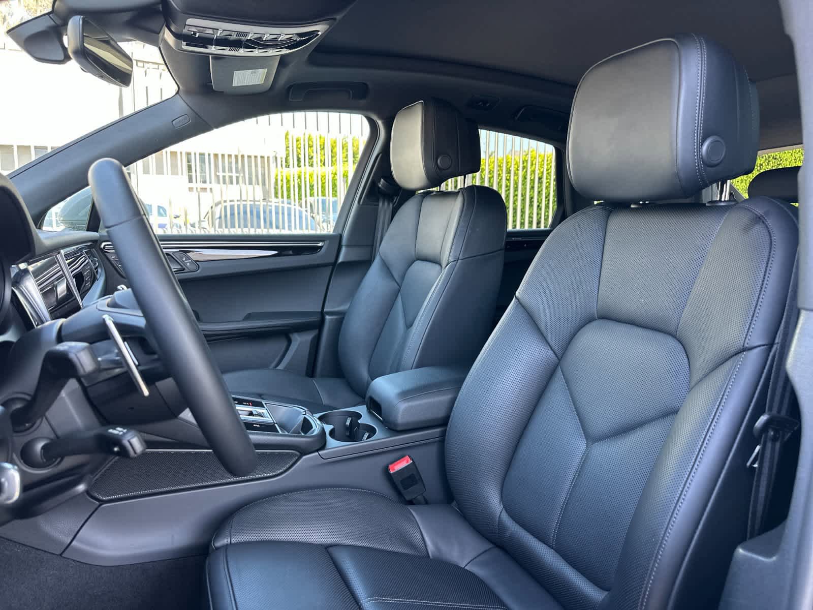 Certified 2025 Porsche Macan AWD/4WD image 5