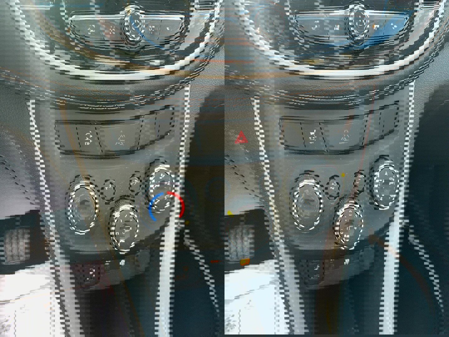 Used 2019 Chevrolet Trax LT w/ LT Convenience Package image 14