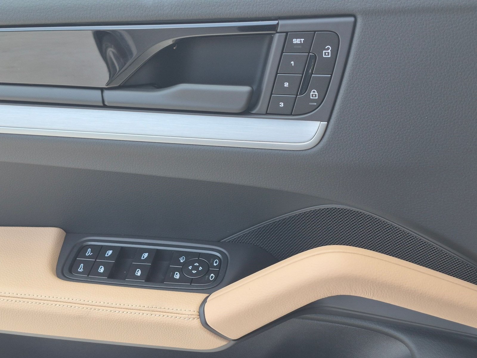 New 2026 Porsche Cayenne Coupe AWD/4WD image 15