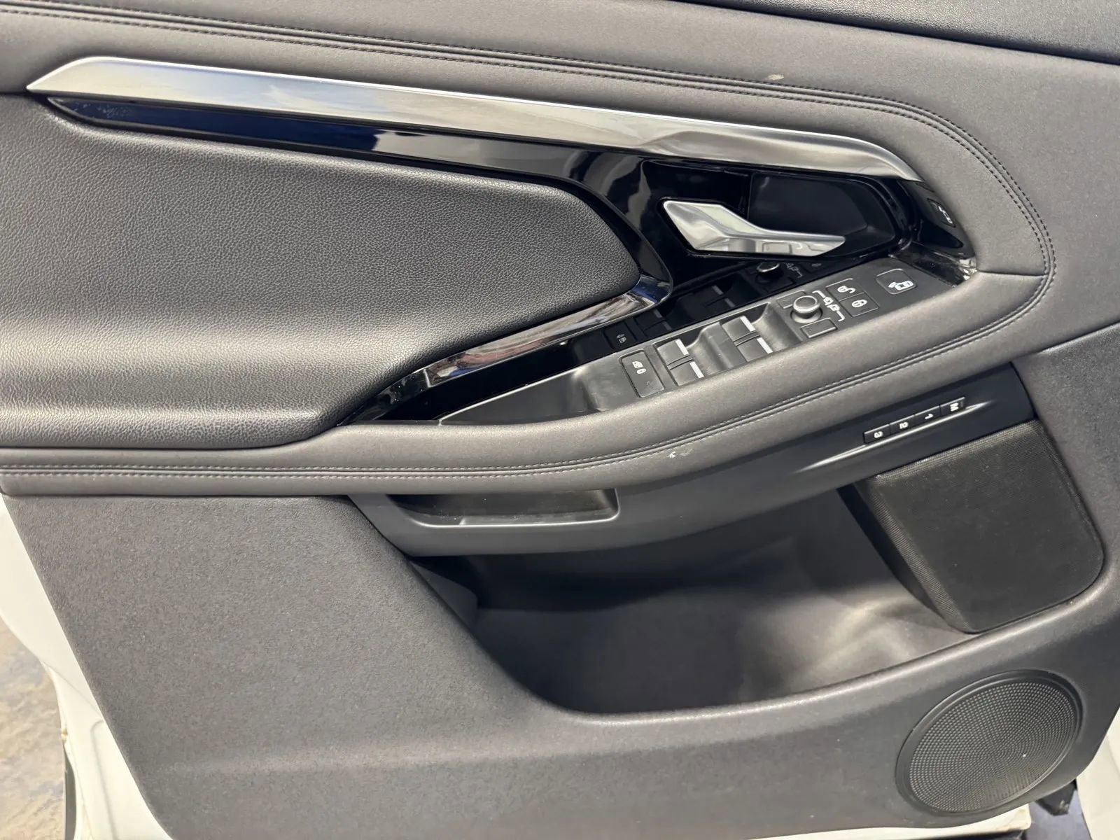 Used 2020 Land Rover Range Rover Evoque SE image 13