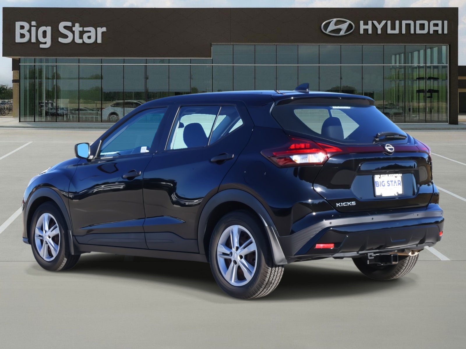 Used 2022 Nissan Kicks S image 3