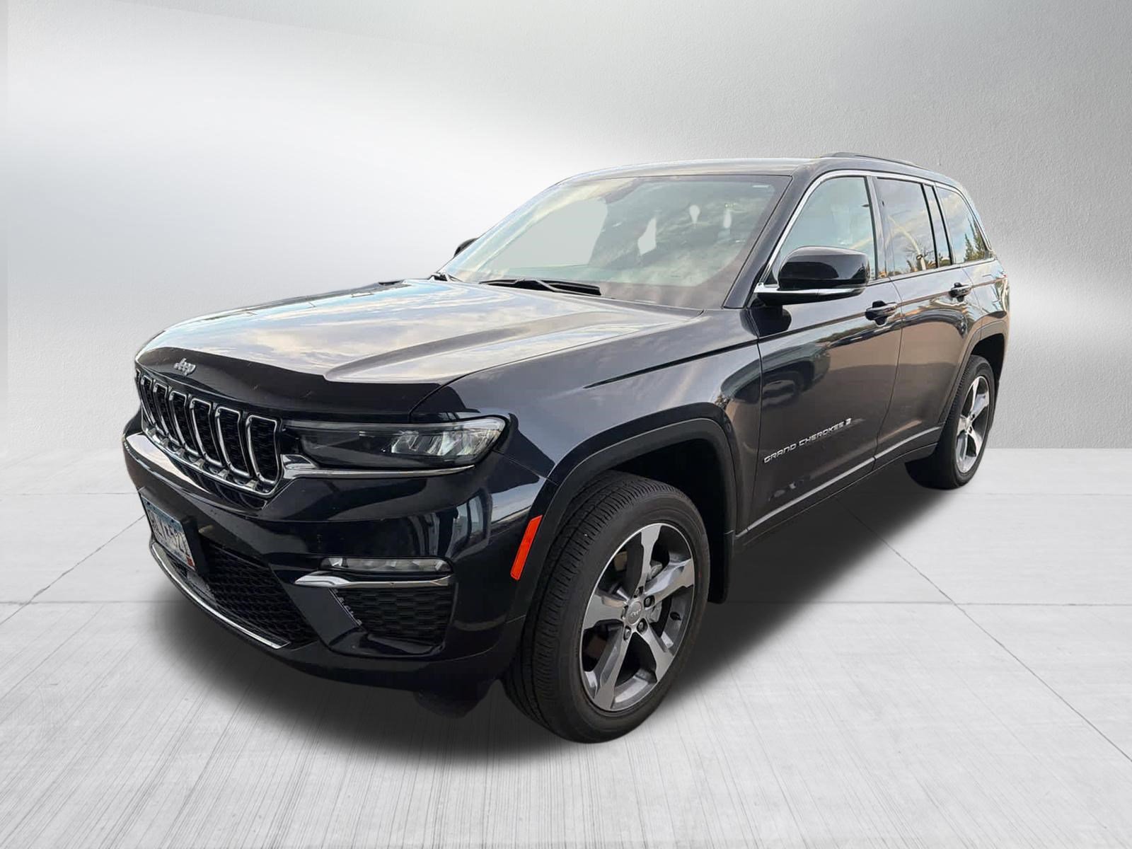 Used 2024 Jeep Grand Cherokee Limited w/ Trailer Tow Package AWD/4WD image 6