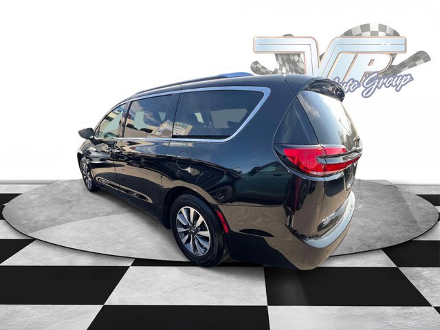 Certified 2021 Chrysler Pacifica Touring-L w/ Uconnect Theater Family Group FWD image 4