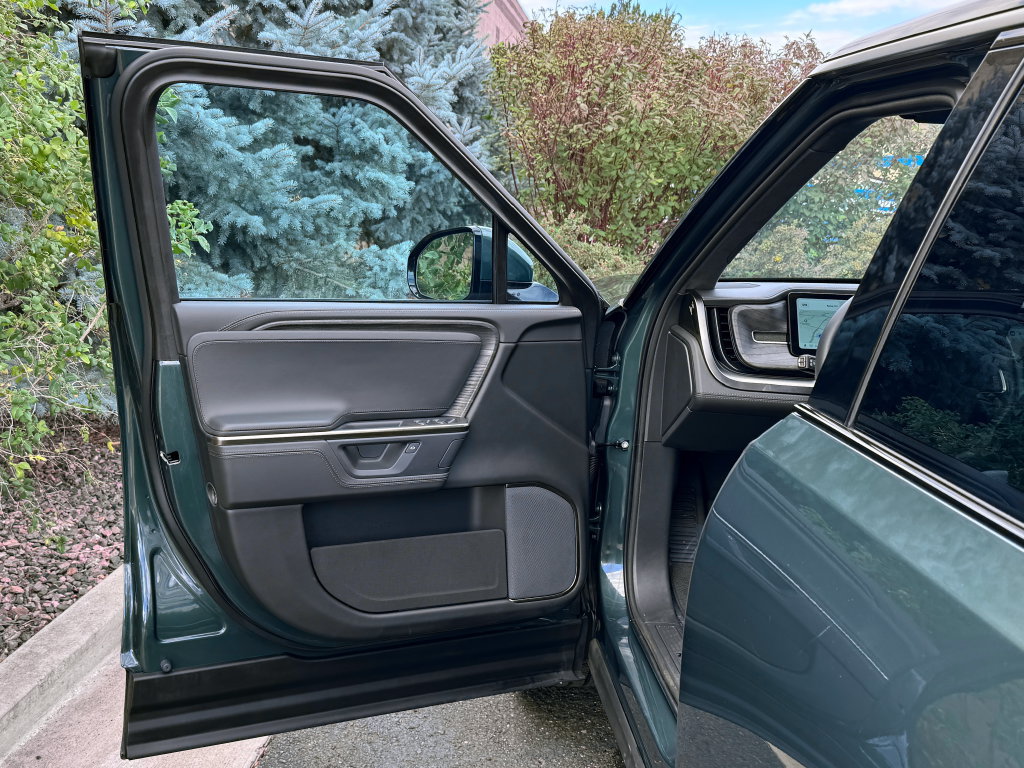 Used 2025 Rivian R1S Adventure Dual AWD/4WD image 19