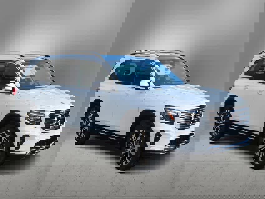 Used 2025 Mercedes-Benz GLB 250 4MATIC image 2