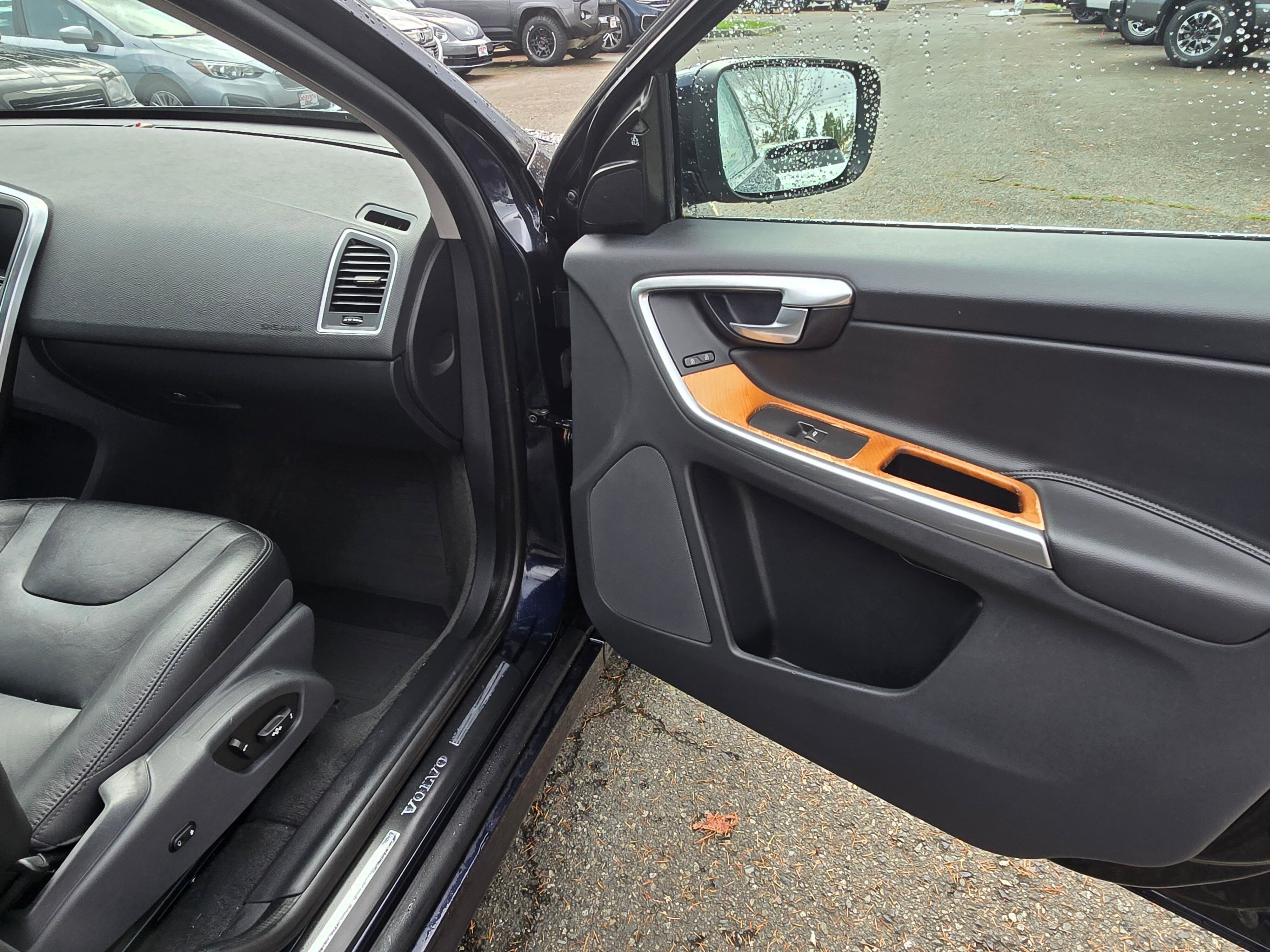 Used 2017 Volvo XC60 T6 Inscription w/ Preferred Option Package image 12