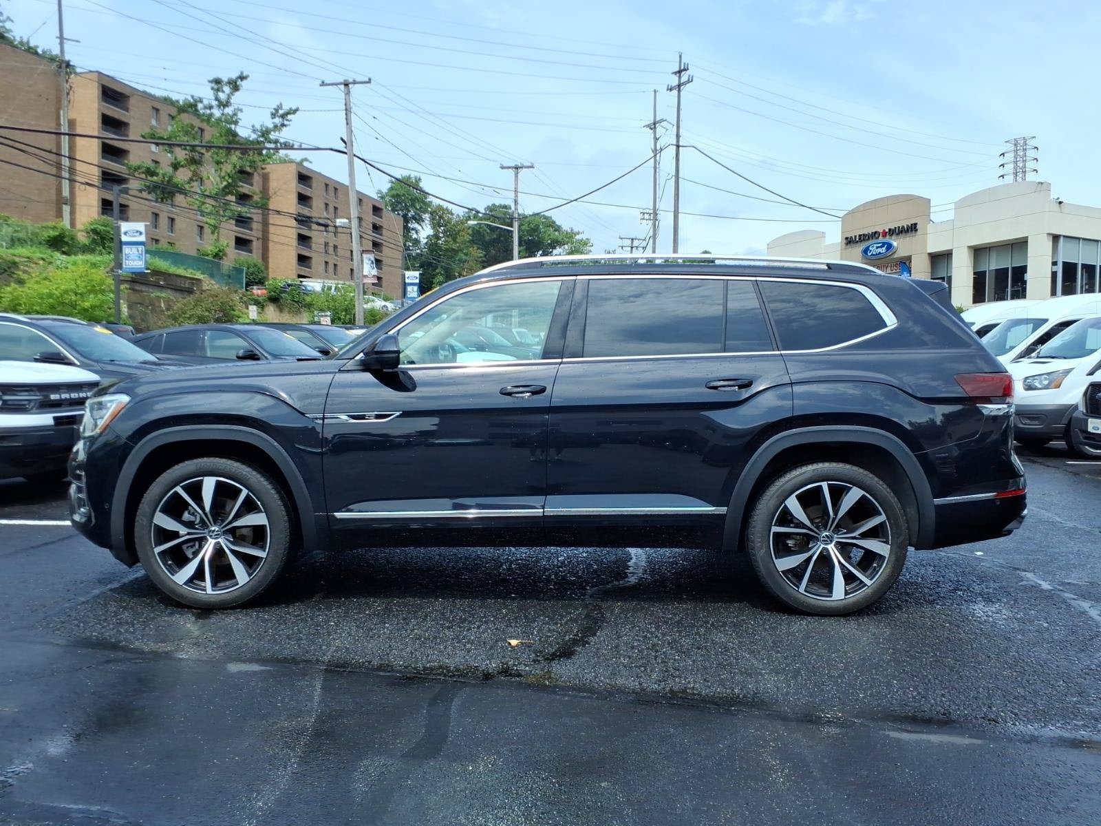 Used 2024 Volkswagen Atlas SEL Premium R-Line AWD/4WD image 2