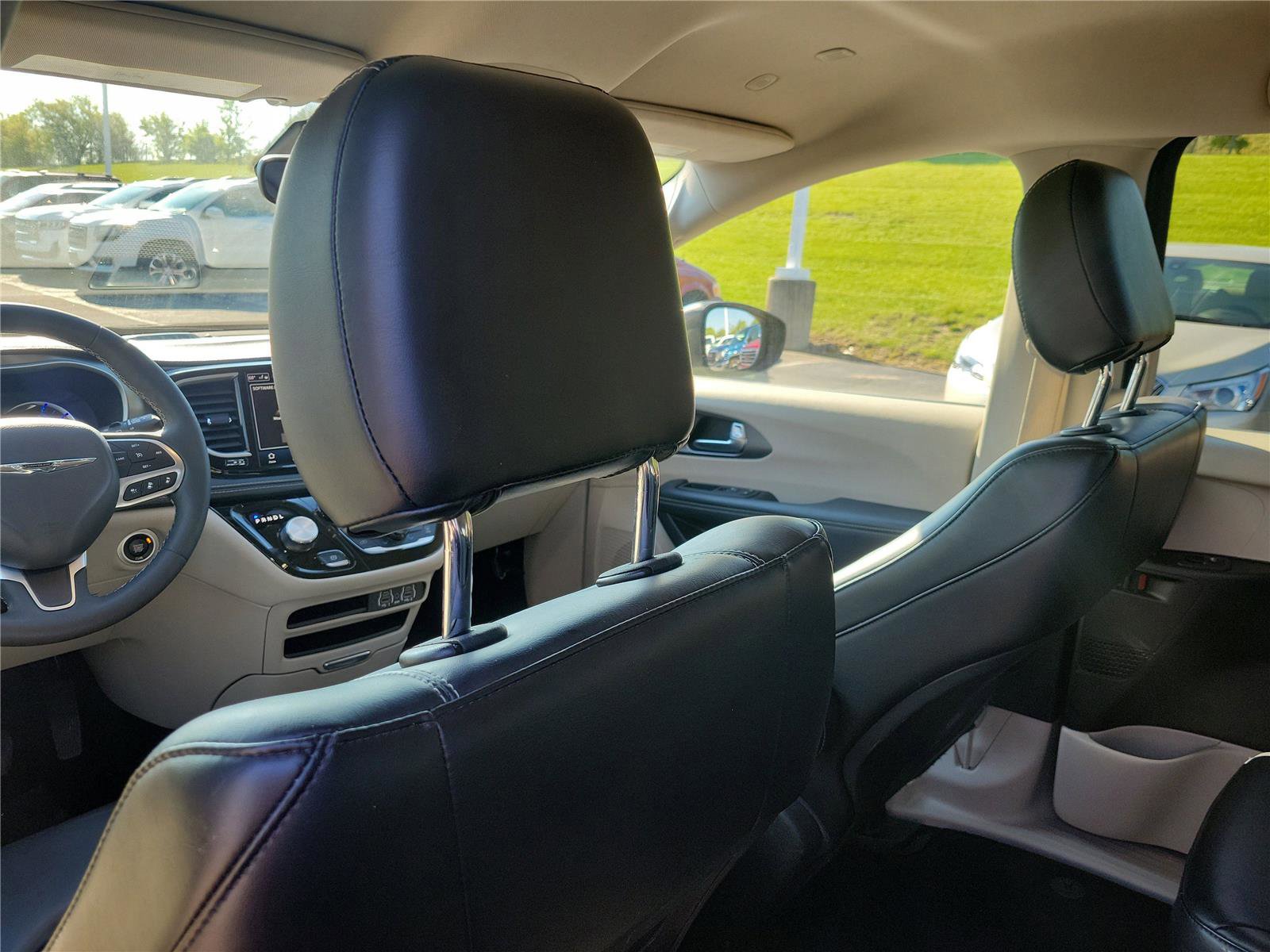 Used 2023 Chrysler Pacifica Touring-L image 14