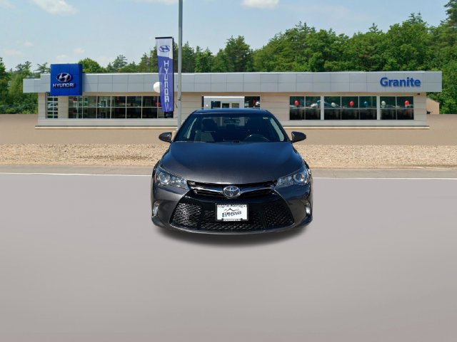 Used 2017 Toyota Camry SE w/ Moonroof Package FWD image 3