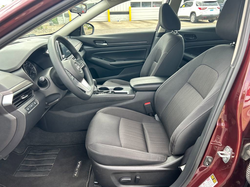 Used 2025 Nissan Altima 2.5 SV FWD image 11