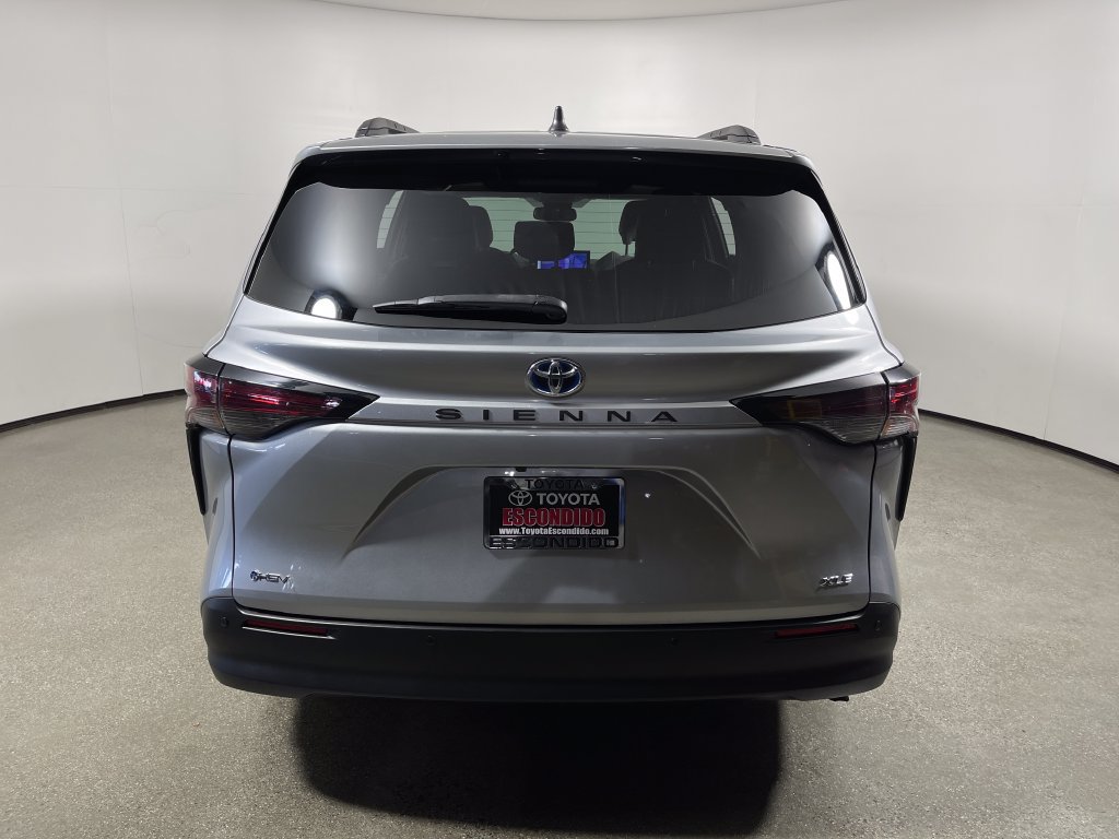 Certified 2025 Toyota Sienna XLE FWD image 4