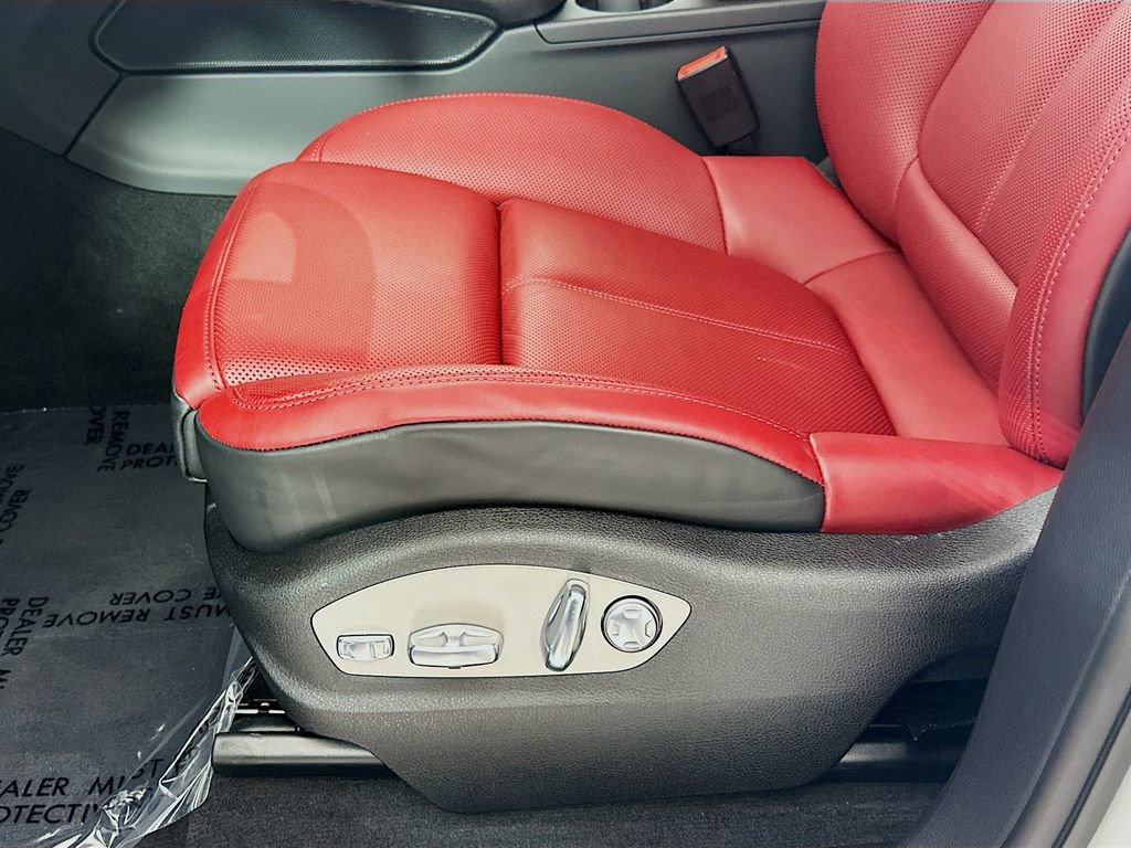 Certified 2026 Porsche Macan image 22