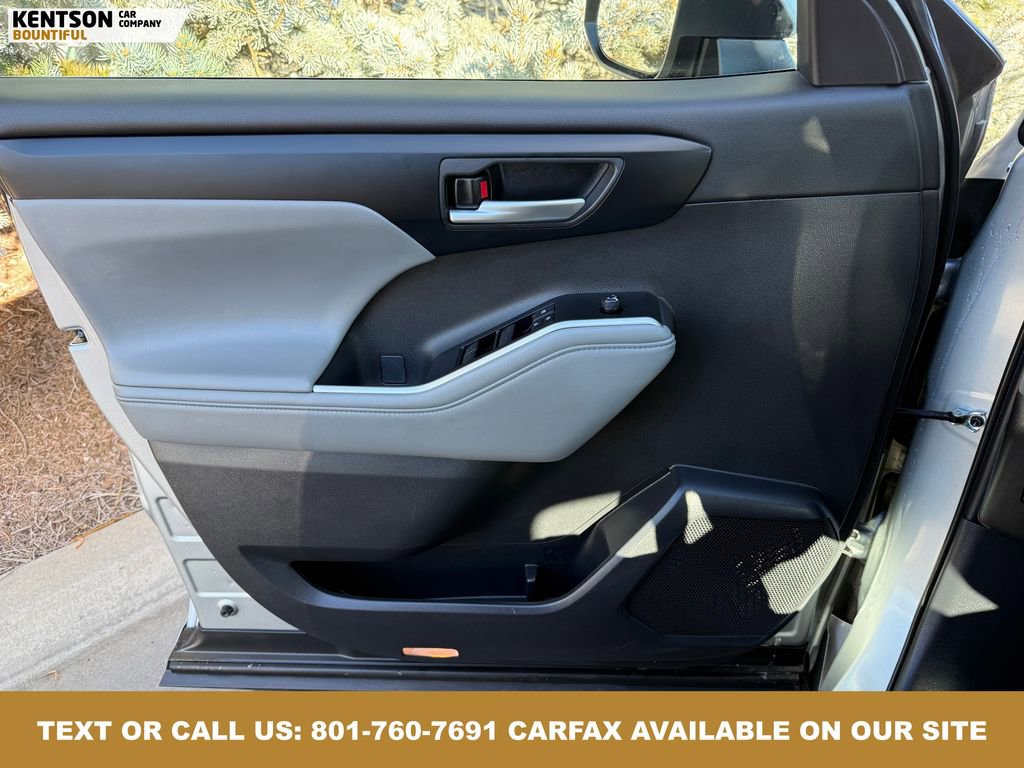 Used 2025 Toyota Highlander XLE image 18
