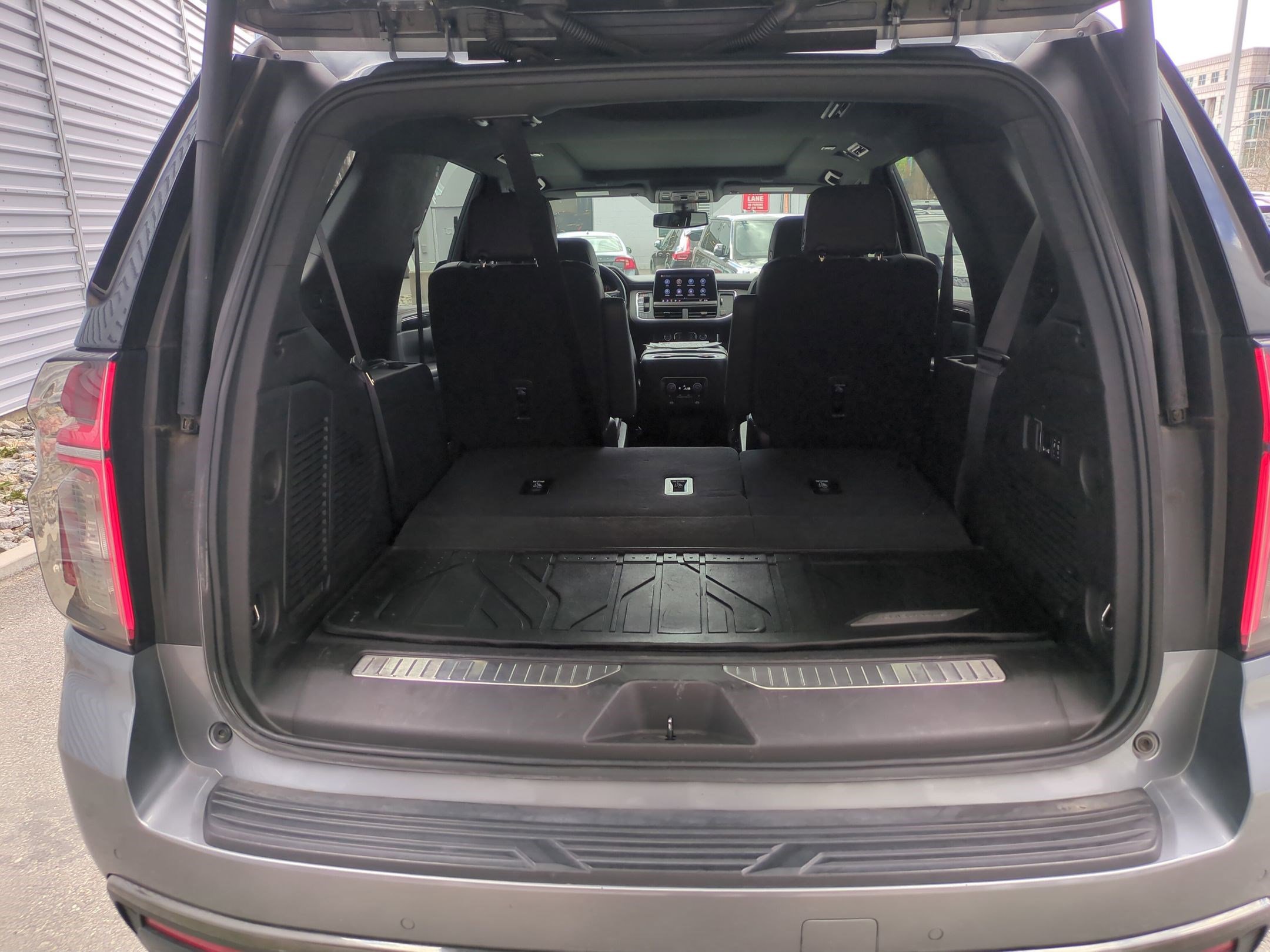 Used 2021 Chevrolet Tahoe RST w/ Luxury Package AWD/4WD image 29