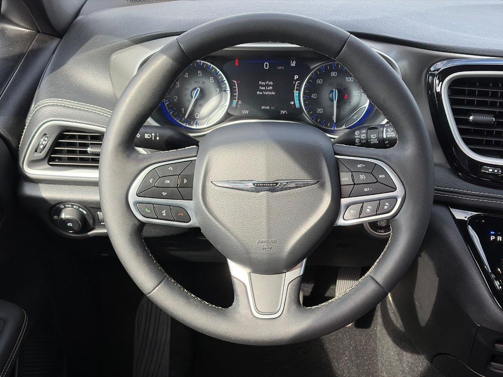 Used 2025 Chrysler Pacifica Select FWD image 13