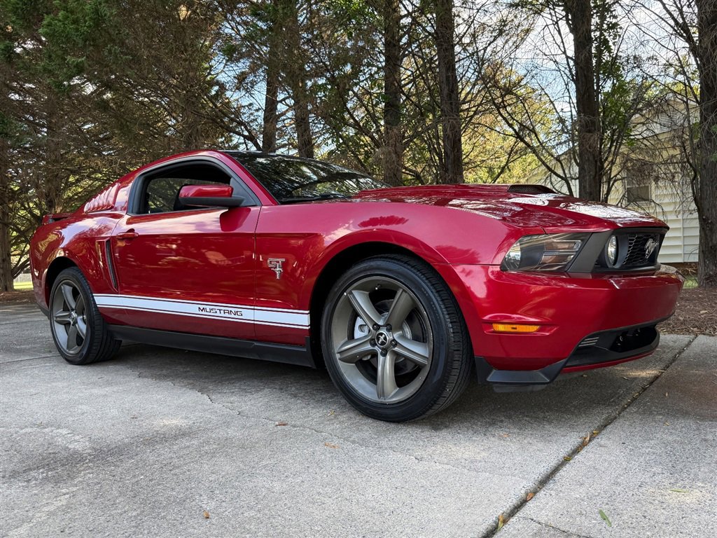 Used 2010 Ford Mustang GT Premium image 26