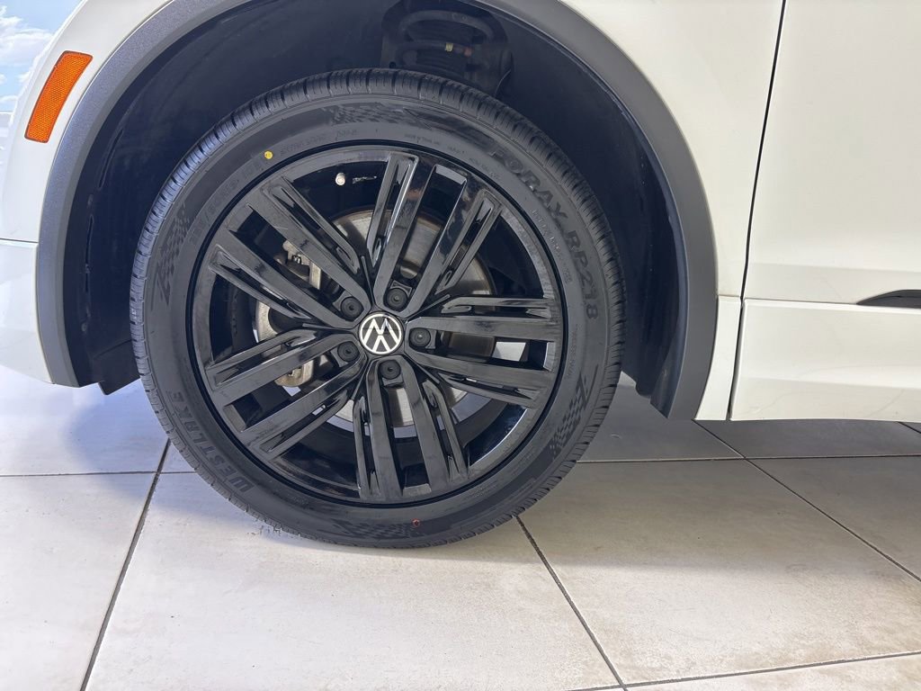 Used 2022 Volkswagen Tiguan SE R-Line image 9