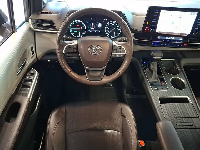 Used 2024 Toyota Sienna Platinum AWD/4WD image 11