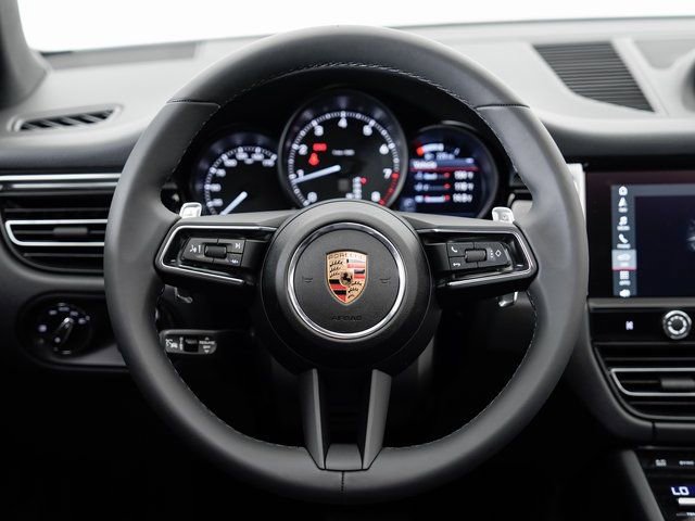 Certified 2025 Porsche Macan image 12