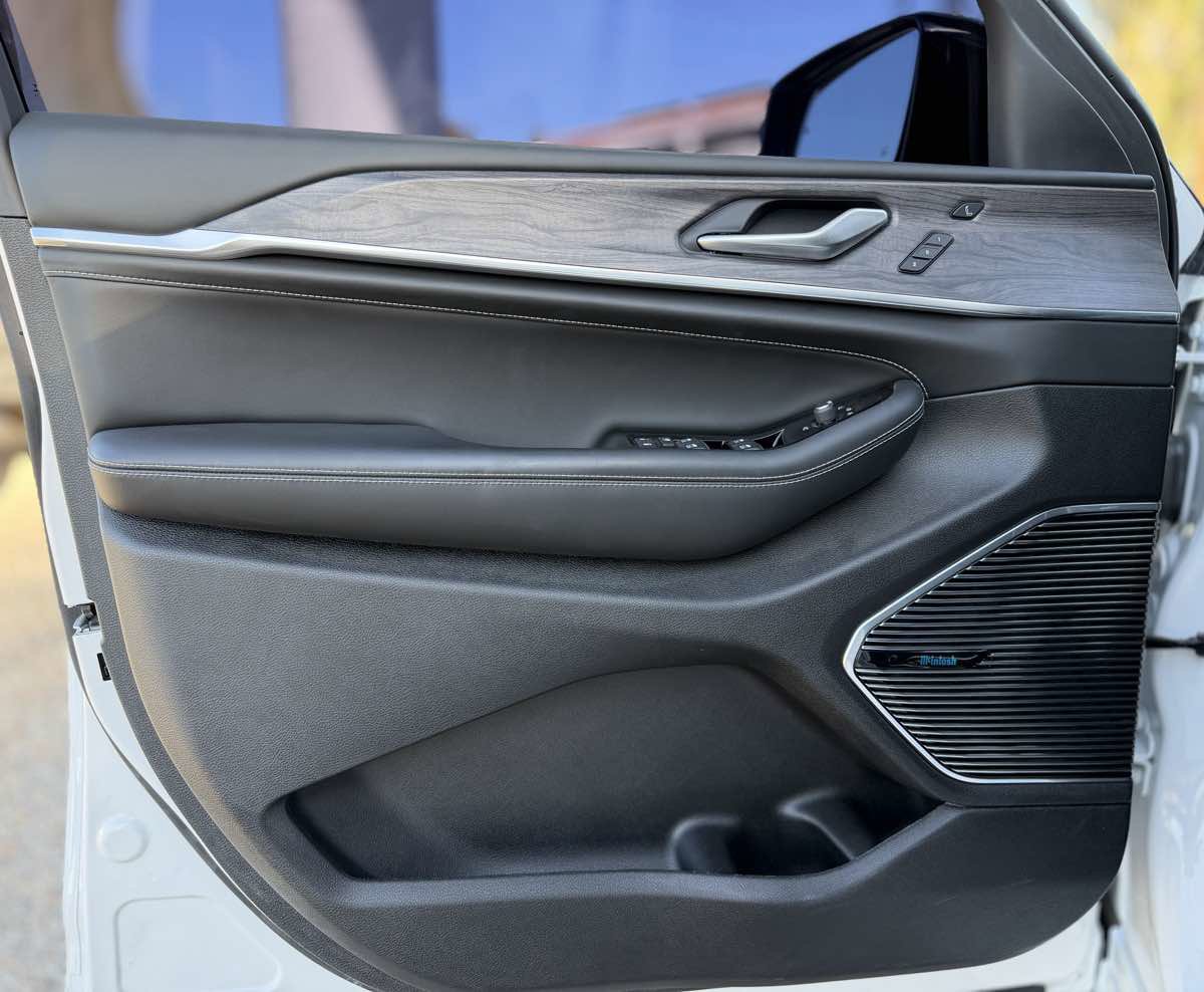 Used 2023 Jeep Grand Cherokee Overland w/ Advanced Protech Group III image 19